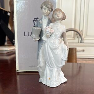 Lladro bride and groom Elegant Porcelain Figurine